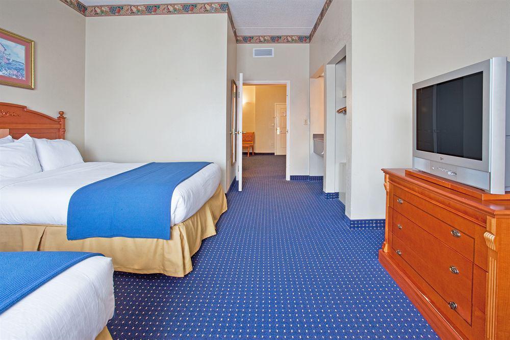 Savannah Gateway Hotel & Suites Georgetown Стая снимка