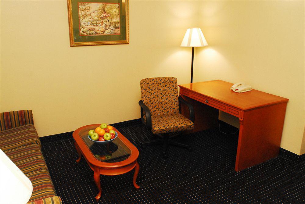 Savannah Gateway Hotel & Suites Georgetown Стая снимка