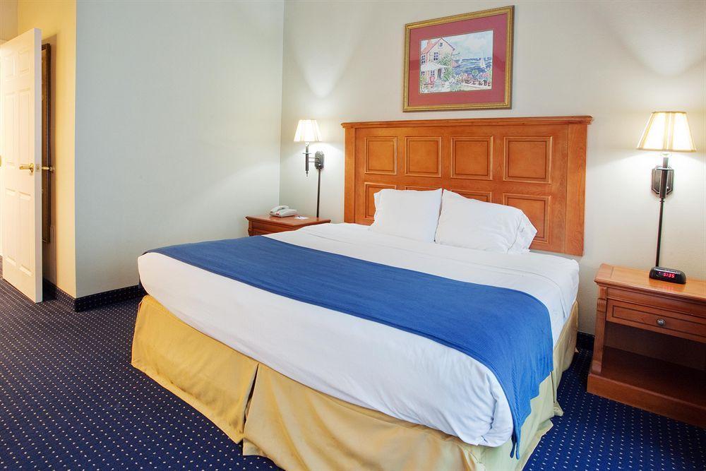 Savannah Gateway Hotel & Suites Georgetown Стая снимка
