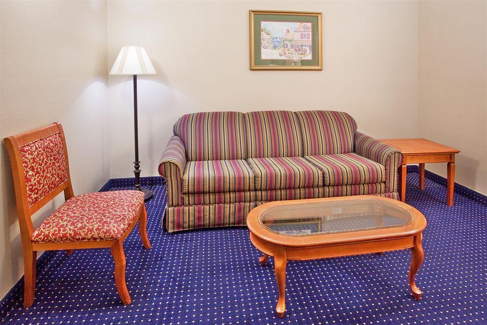 Savannah Gateway Hotel & Suites Georgetown Стая снимка